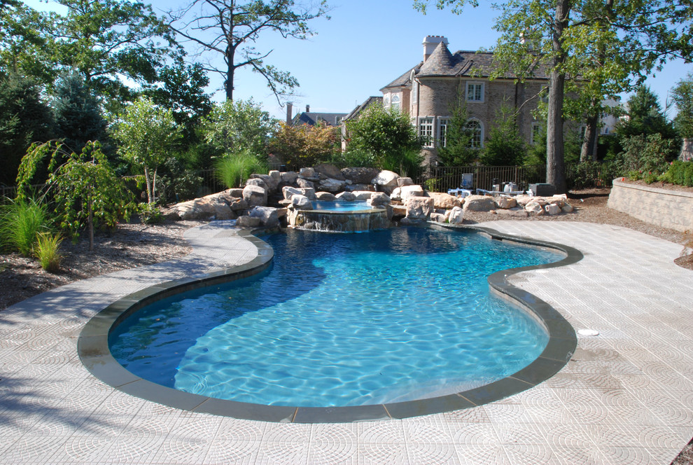 Foto di una piscina naturale chic personalizzata dietro casa