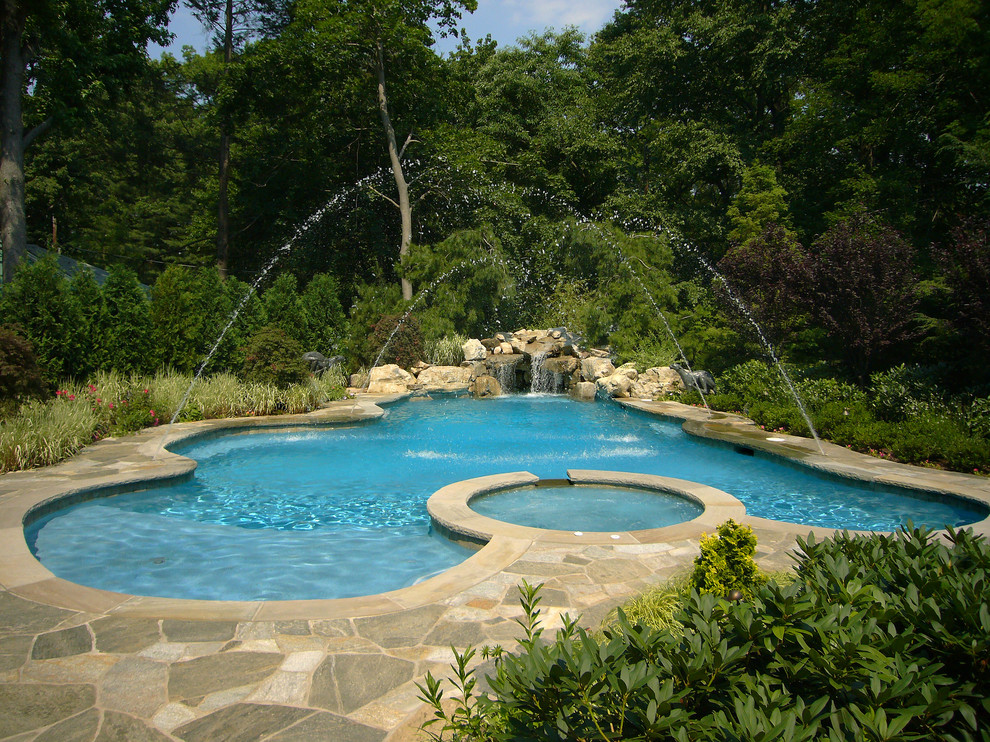 Ejemplo de piscina natural tradicional a medida en patio trasero