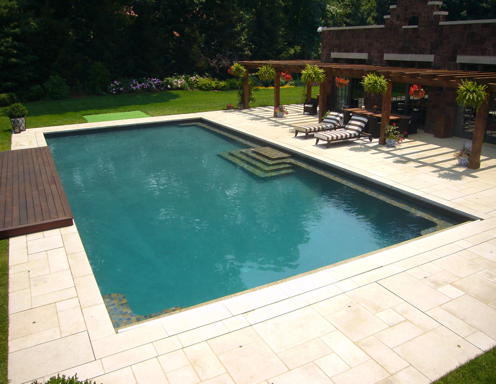 Diseño de piscina alargada clásica rectangular en patio trasero