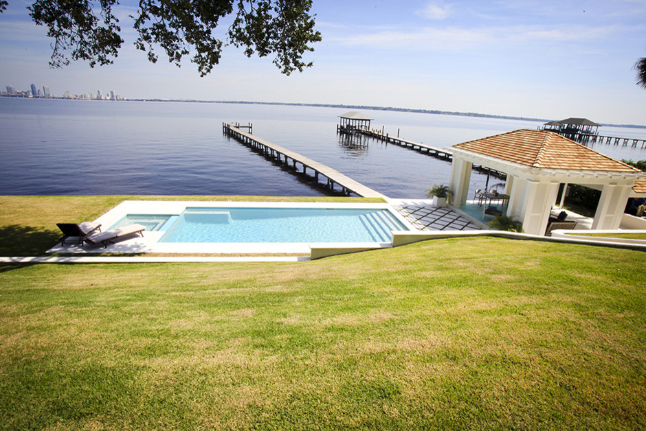Mittelgroßer Moderner Schwimmteich hinter dem Haus in rechteckiger Form mit Stempelbeton in Jacksonville
