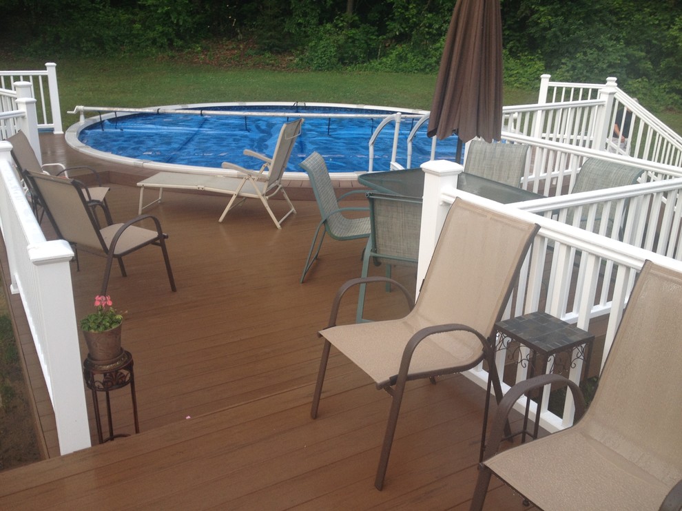 Foto di una piscina chic rotonda di medie dimensioni e dietro casa con pedane