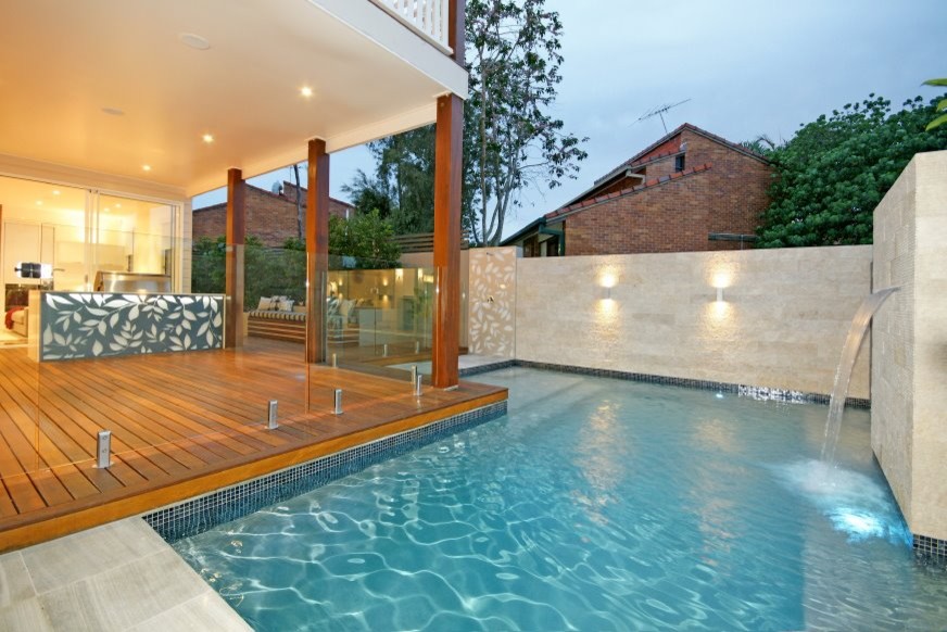 Moderner Pool hinter dem Haus in L-Form mit Dielen in Brisbane