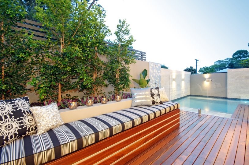 Kleiner Moderner Pool hinter dem Haus in L-Form mit Dielen in Brisbane