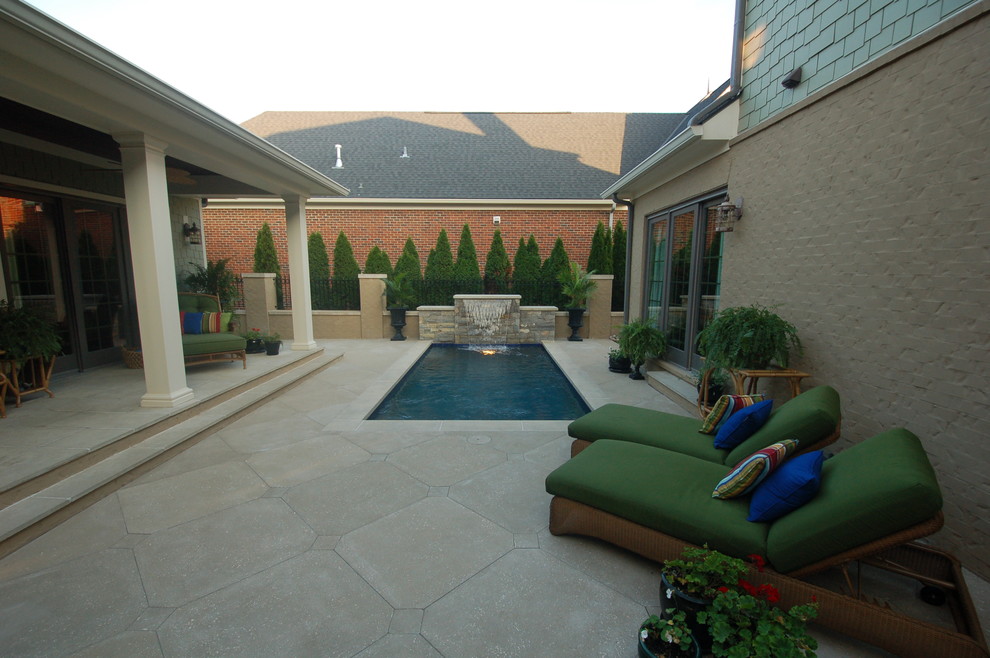 Foto di una piccola piscina monocorsia stile americano rettangolare in cortile con fontane e pavimentazioni in cemento