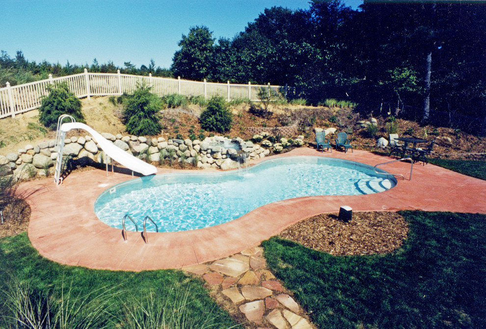 Foto de piscina de tamaño medio a medida