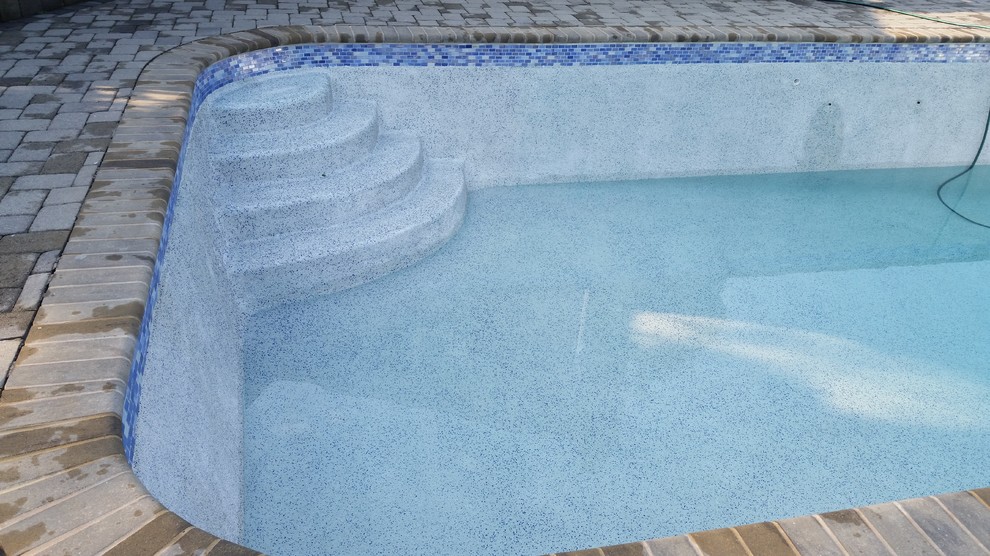 Esempio di una piscina monocorsia classica rettangolare di medie dimensioni e dietro casa