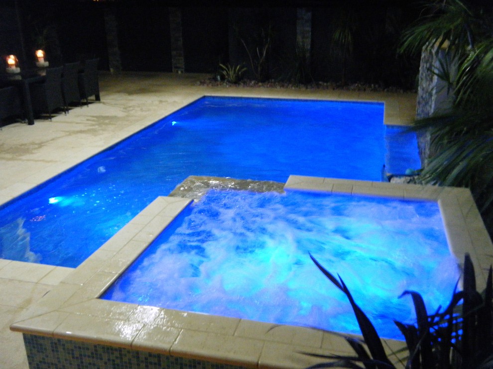 Ispirazione per una piccola piscina moderna rettangolare dietro casa con pedane