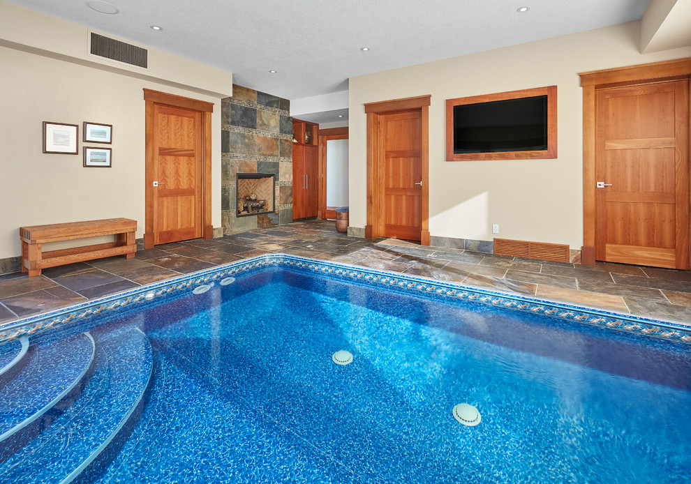 Imagen de piscina alargada de estilo americano grande interior y rectangular con suelo de baldosas