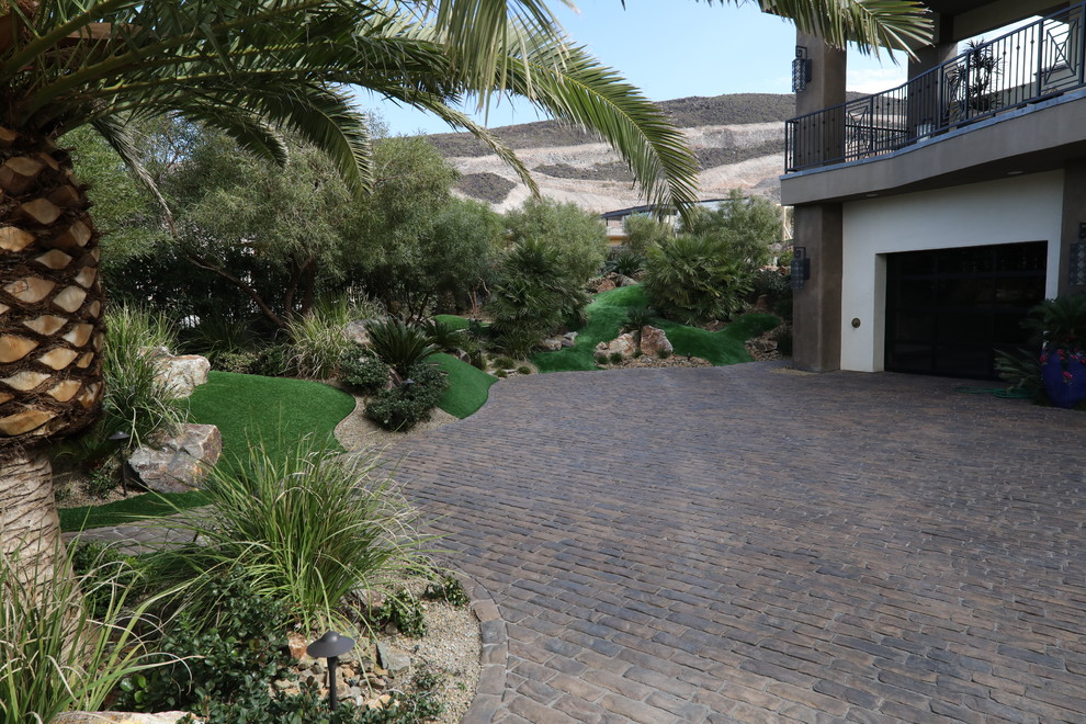 Geräumiger Schwimmteich hinter dem Haus in individueller Form mit Wasserspiel und Natursteinplatten in Las Vegas