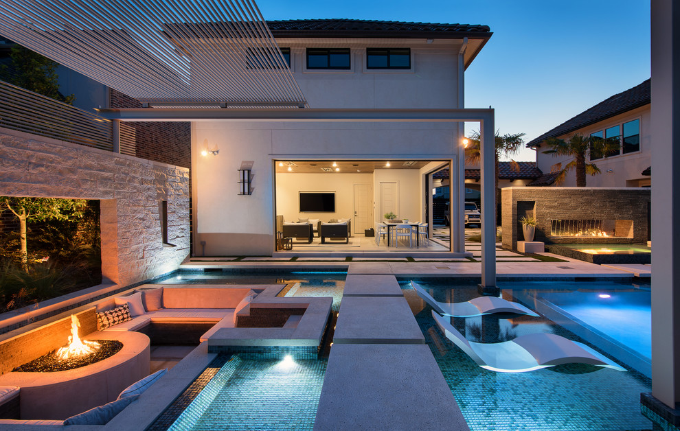 Expansive modern back rectangular swimming pool in Dallas.