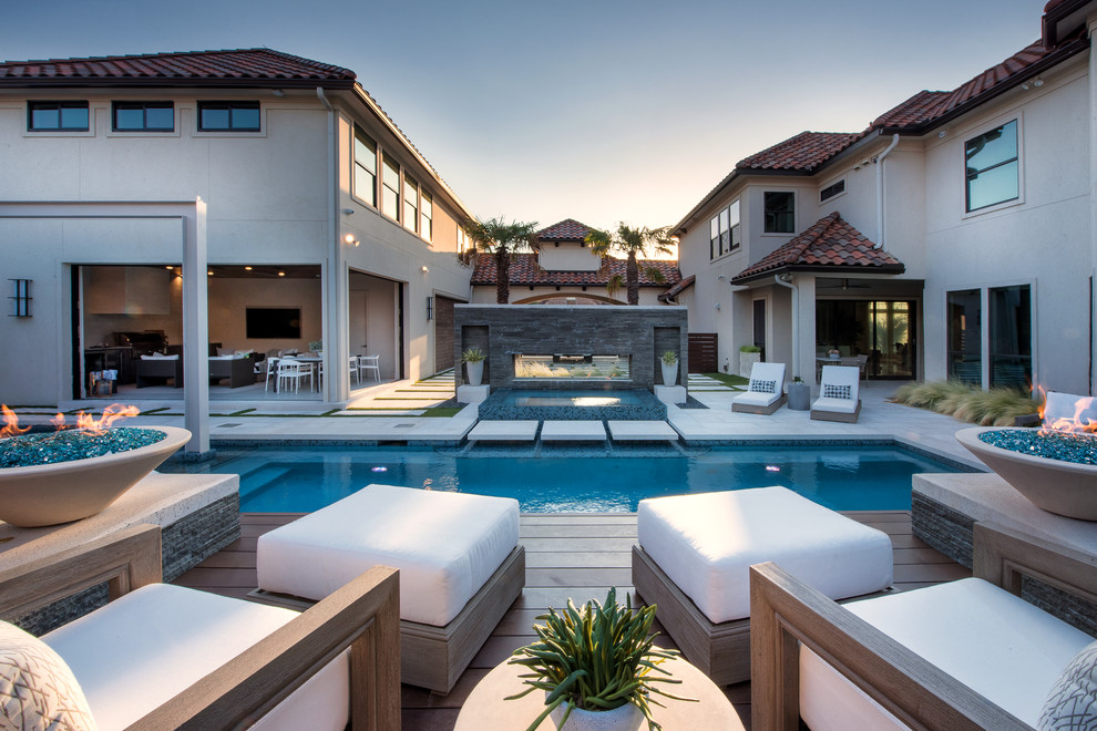Стильный дизайн: огромный прямоугольный бассейн на заднем дворе в стиле модернизм - последний тренд