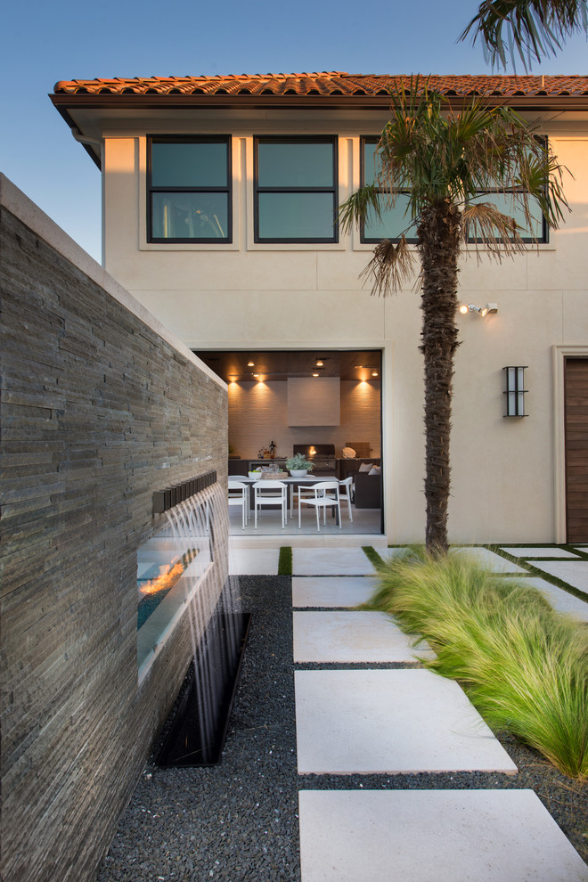 Стильный дизайн: огромный прямоугольный бассейн на заднем дворе в стиле модернизм - последний тренд