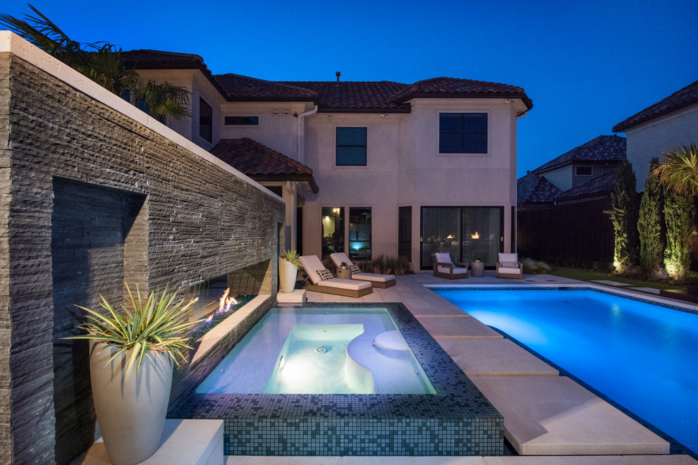 This is an example of an expansive modern rectangular swimming pool in Dallas.