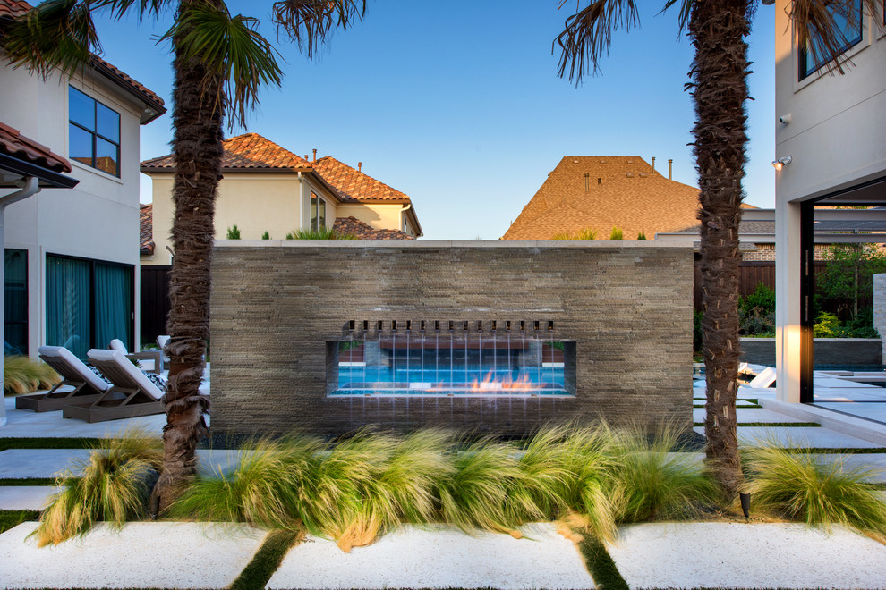 Foto de piscina moderna extra grande rectangular en patio trasero
