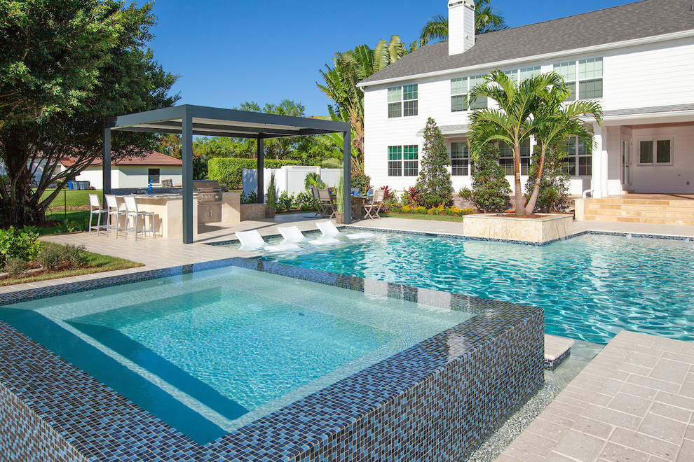 Immagine di una piscina monocorsia moderna di medie dimensioni e dietro casa con una vasca idromassaggio e pavimentazioni in cemento
