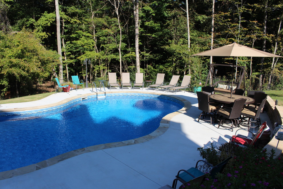 Стильный дизайн: бассейн среднего размера, произвольной формы на заднем дворе в классическом стиле - последний тренд