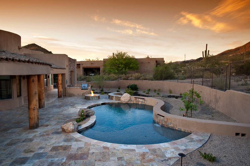 Esempio di una piscina american style personalizzata di medie dimensioni e dietro casa con una vasca idromassaggio e lastre di cemento