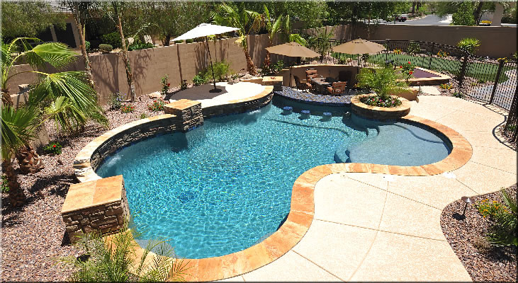 Diseño de piscinas y jacuzzis de estilo americano de tamaño medio a medida en patio trasero con losas de hormigón