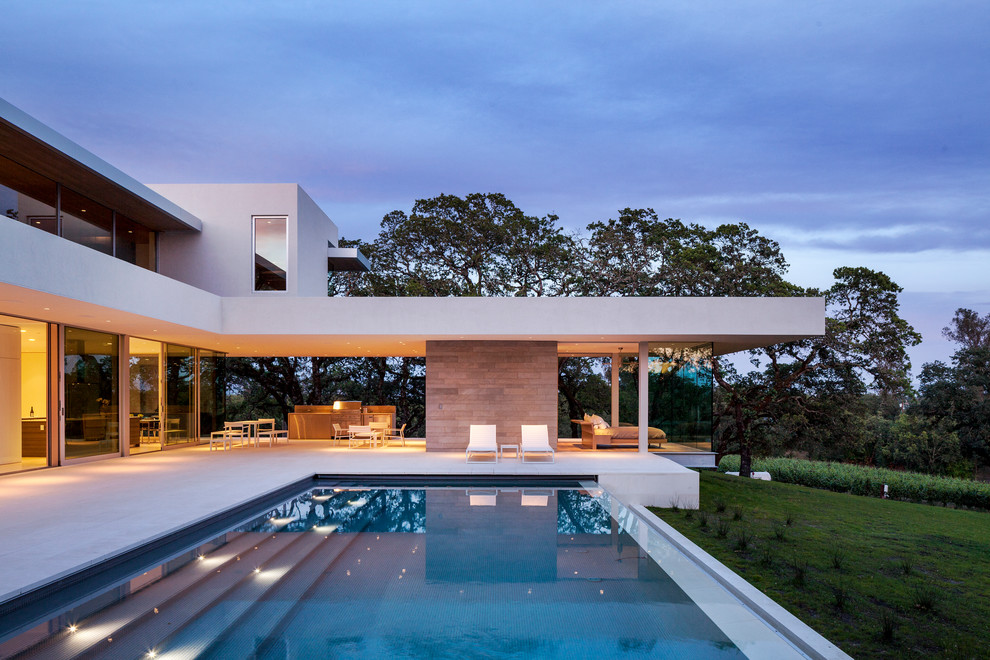 Mittelgroßer Moderner Infinity-Pool hinter dem Haus in rechteckiger Form mit Natursteinplatten in San Francisco