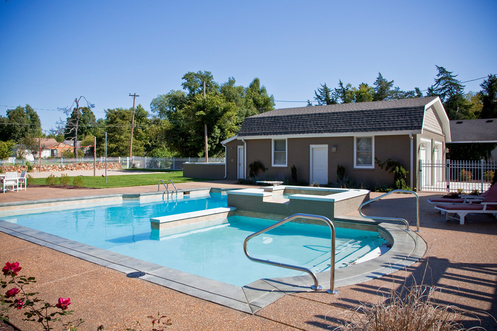 Esempio di una grande piscina classica personalizzata dietro casa con una vasca idromassaggio e ghiaia