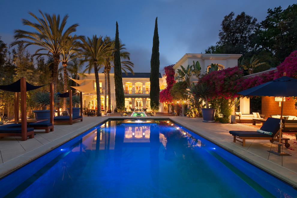 Geräumiger Mediterraner Pool hinter dem Haus in rechteckiger Form in Los Angeles