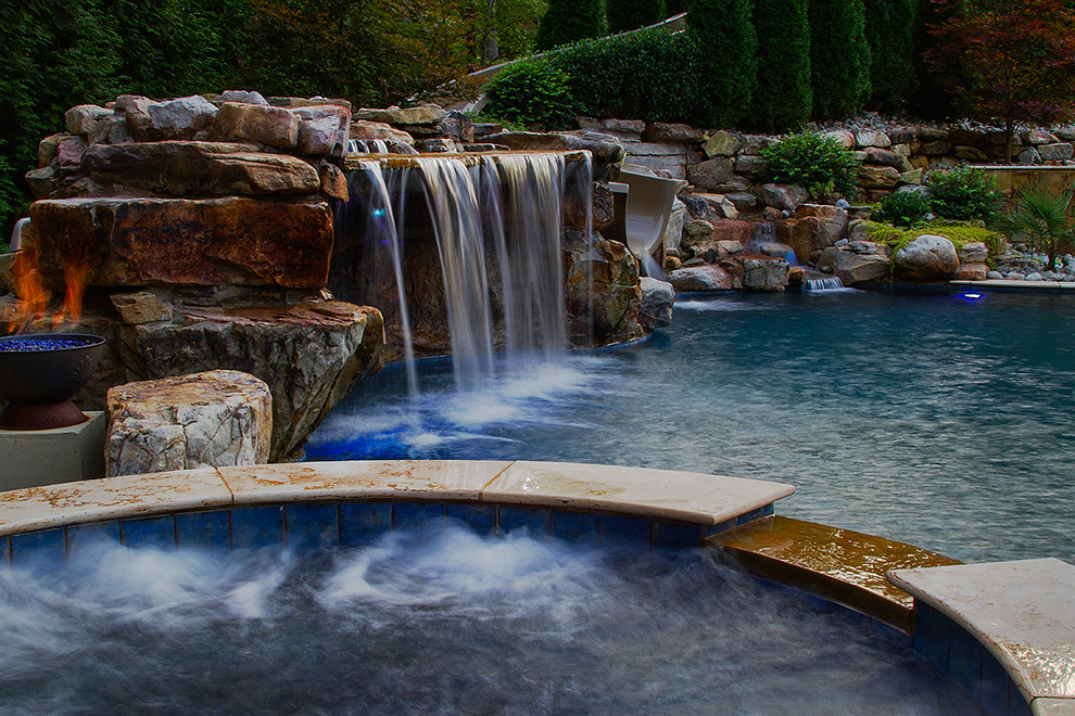Modelo de piscina con fuente natural bohemia grande a medida en patio trasero con adoquines de piedra natural
