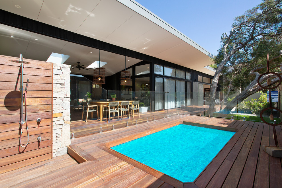 Ispirazione per una grande piscina monocorsia contemporanea rettangolare davanti casa con pedane