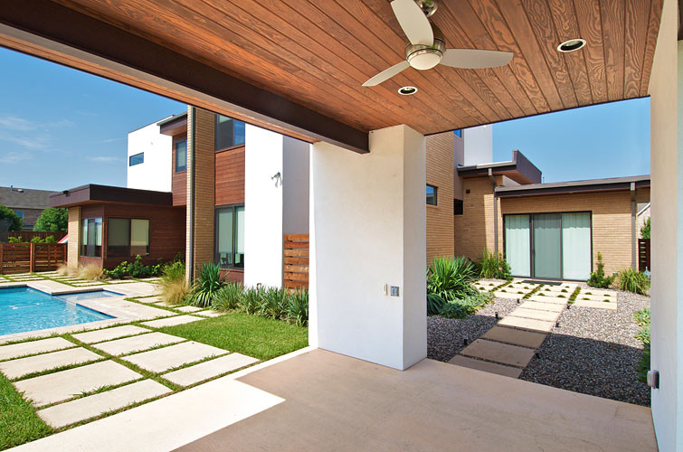 Imagen de piscina con fuente natural minimalista grande rectangular en patio trasero con adoquines de piedra natural