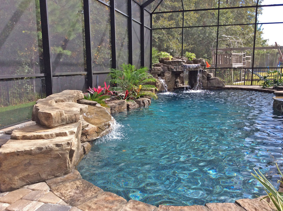 Imagen de piscina con fuente clásica redondeada y interior