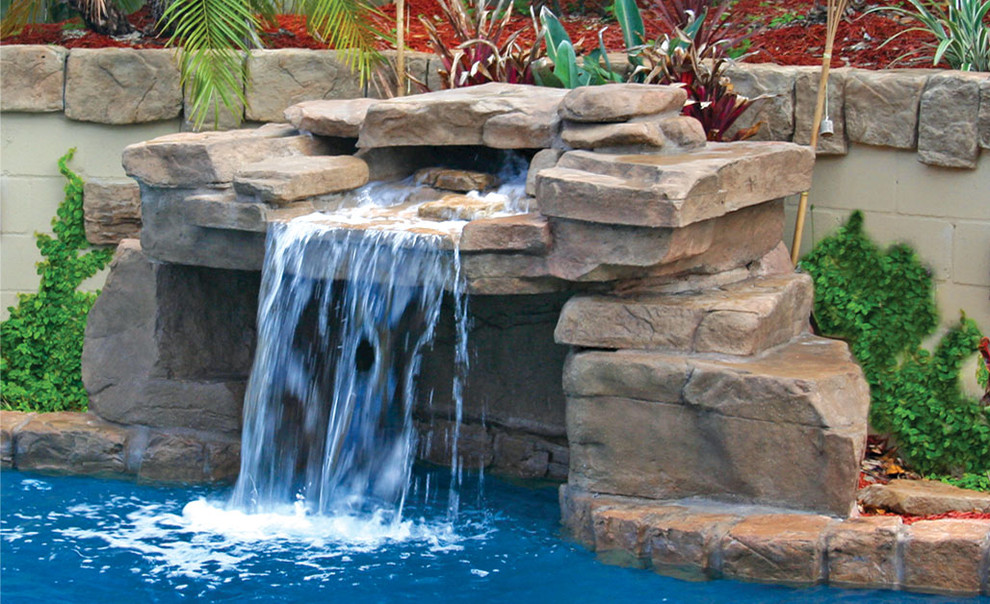 Идея дизайна: бассейн на заднем дворе в стиле рустика с фонтаном