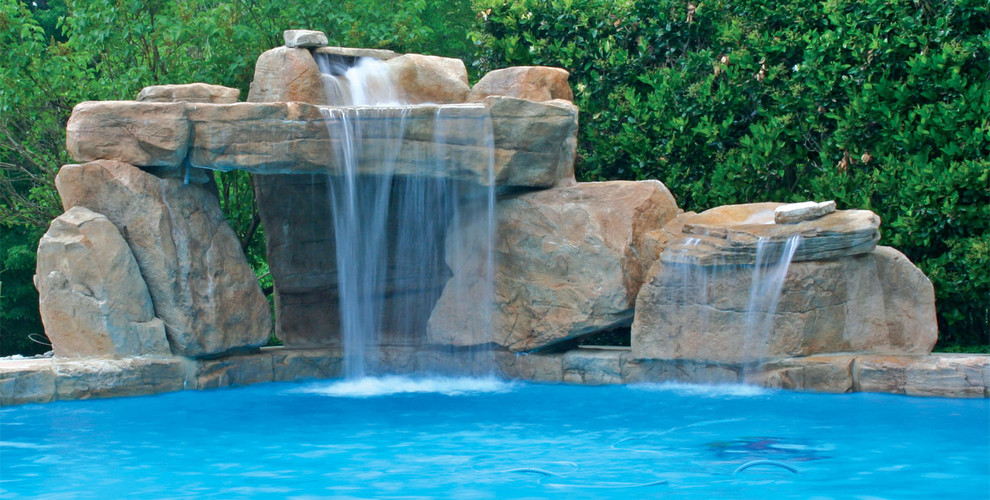 Rustikaler Pool hinter dem Haus mit Wasserspiel in Orlando