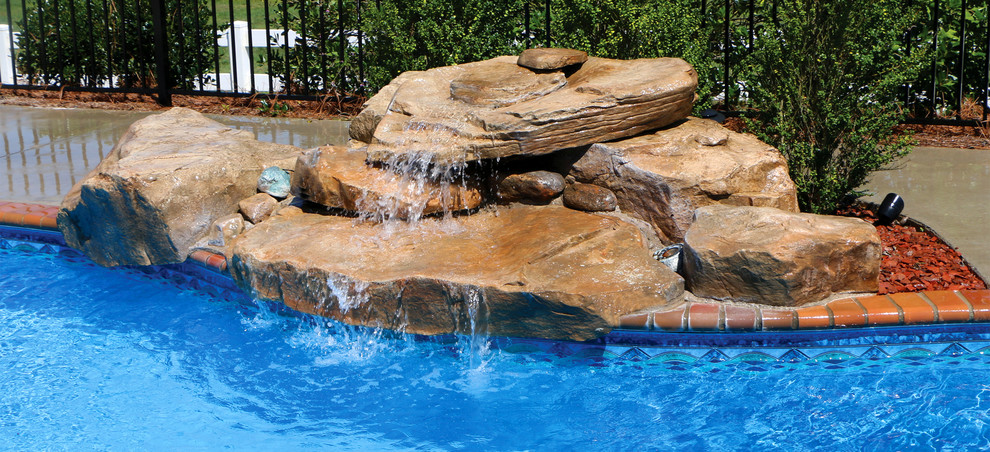 Uriger Pool hinter dem Haus mit Wasserspiel in Charlotte
