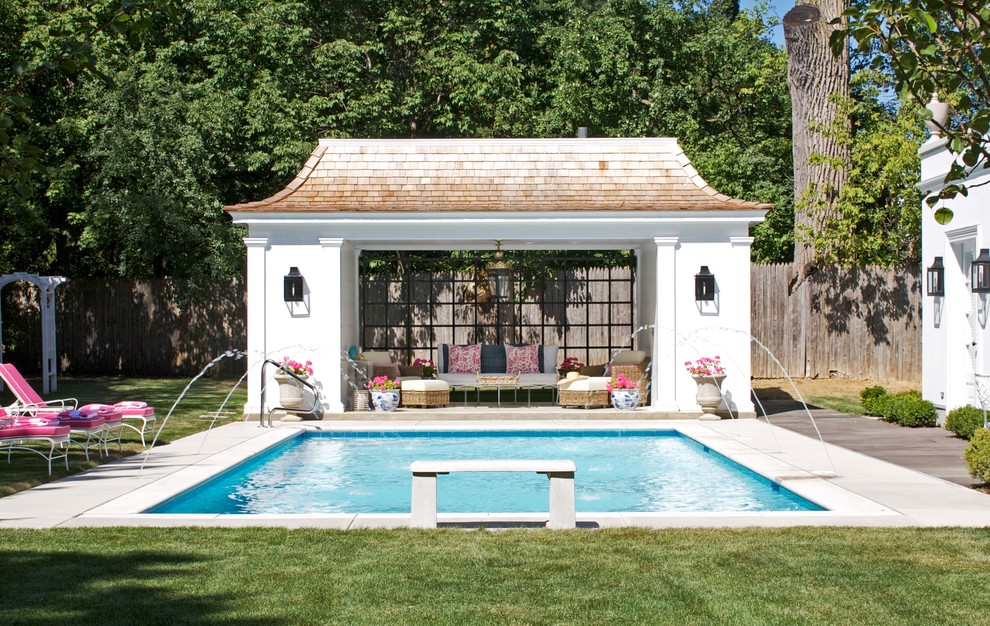 На фото: прямоугольный бассейн в классическом стиле с домиком у бассейна