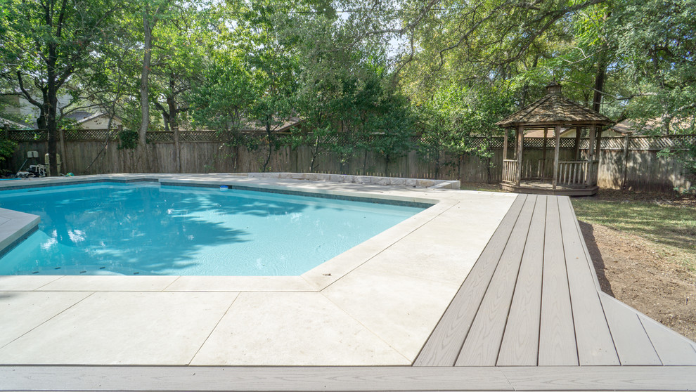Großer Moderner Pool hinter dem Haus in L-Form mit Dielen in Austin
