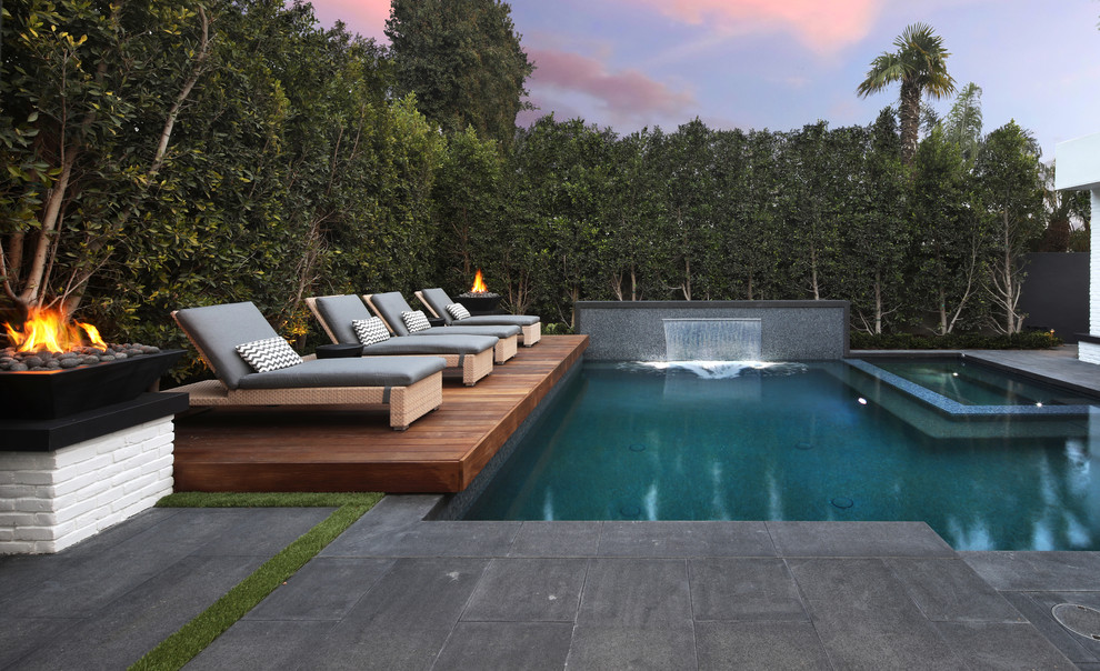 Mittelgroßer Moderner Pool hinter dem Haus in rechteckiger Form mit Natursteinplatten in Orange County