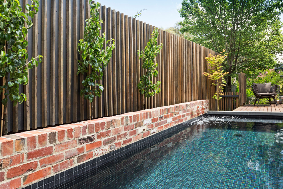 Foto de piscina con fuente elevada contemporánea pequeña rectangular en patio con entablado