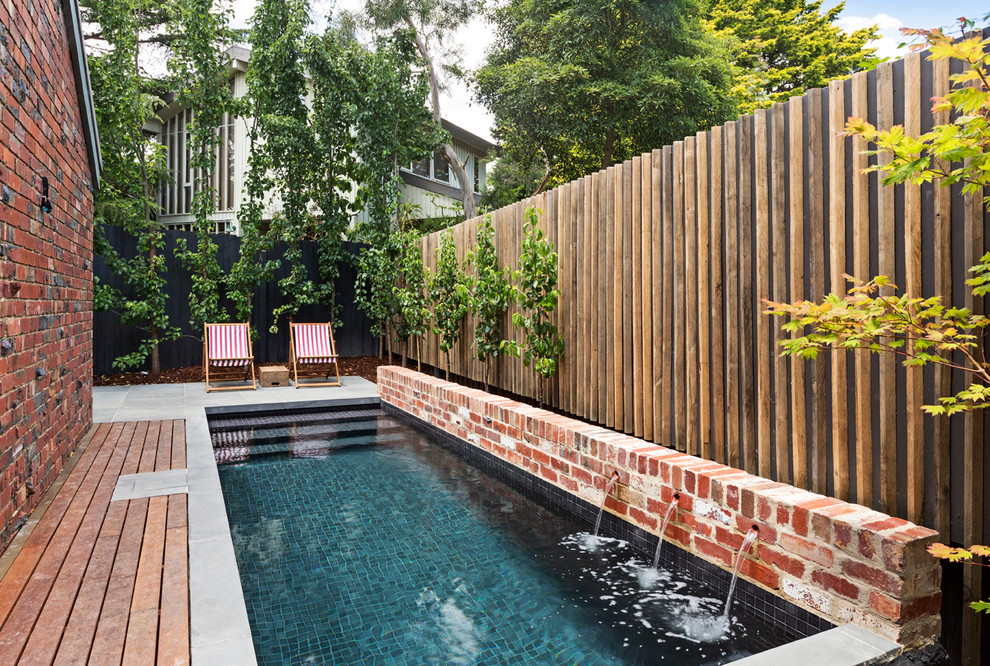 На фото: маленький прямоугольный, спортивный бассейн на внутреннем дворе в современном стиле с фонтаном и настилом для на участке и в саду