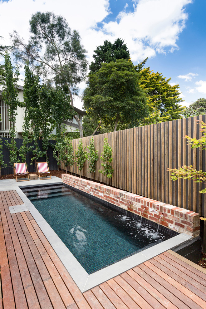 Ejemplo de piscina con fuente alargada contemporánea pequeña rectangular en patio con entablado