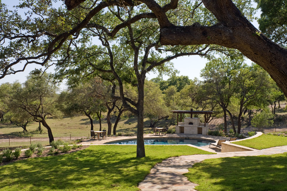 Contemporary round swimming pool in Austin.