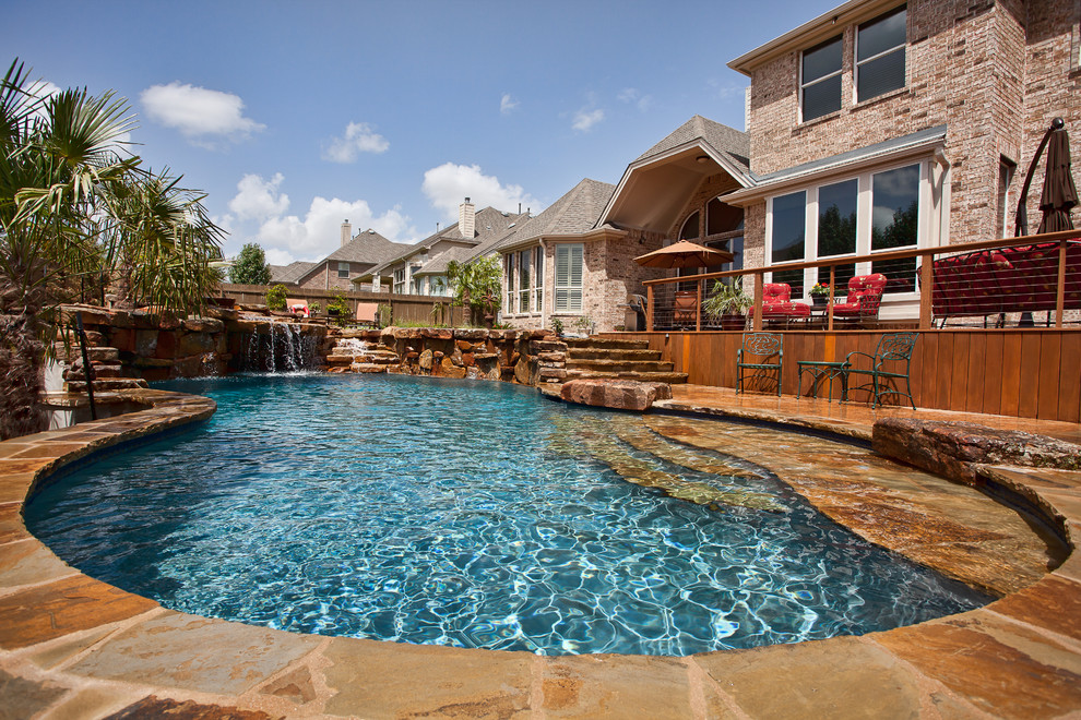 Ispirazione per una grande piscina monocorsia classica personalizzata dietro casa con fontane e pavimentazioni in pietra naturale