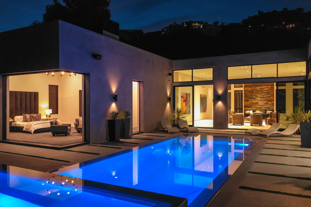 Стильный дизайн: естественный, прямоугольный бассейн среднего размера на заднем дворе в стиле модернизм с джакузи и покрытием из плитки - последний тренд