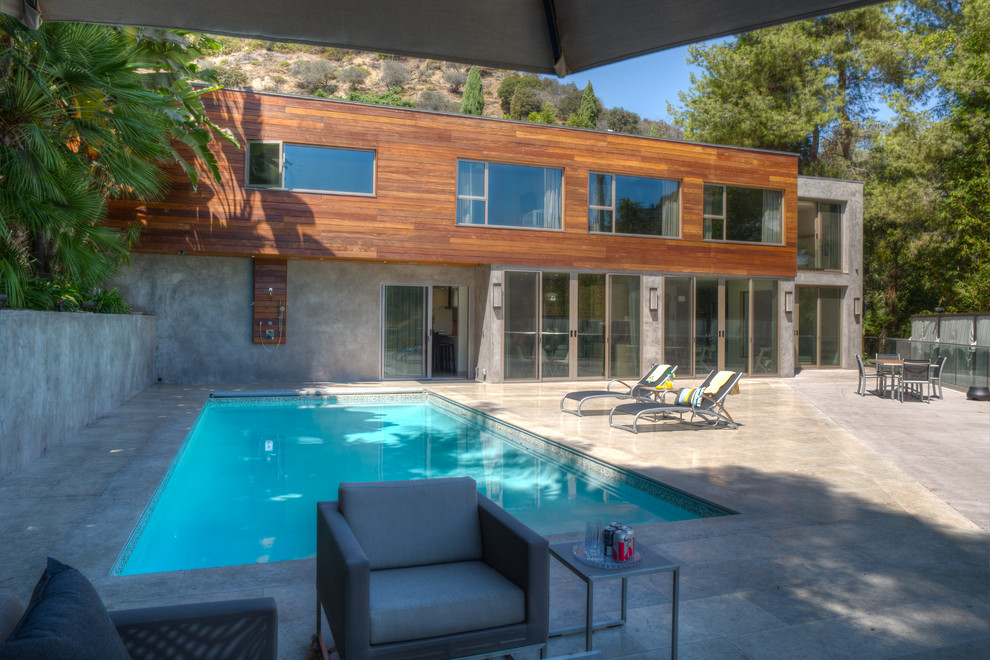 Diseño de piscina alargada contemporánea de tamaño medio rectangular en patio trasero