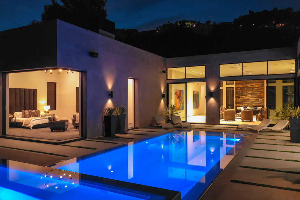 Gefliester Moderner Pool hinter dem Haus in rechteckiger Form in Los Angeles