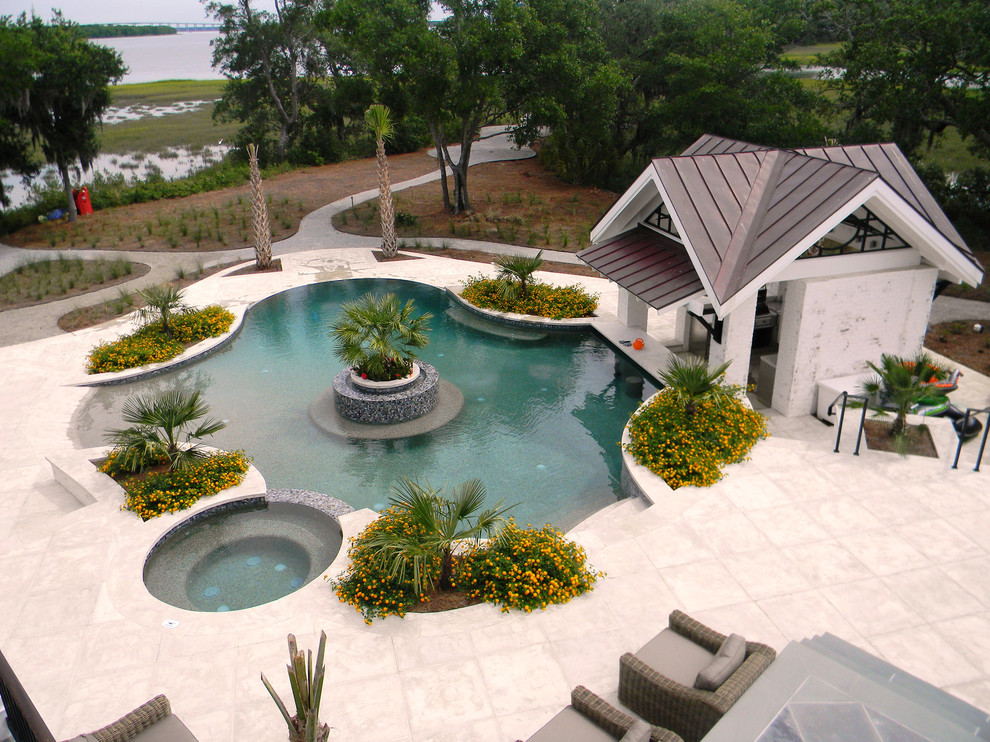Стильный дизайн: естественный бассейн произвольной формы на заднем дворе в современном стиле с джакузи и покрытием из плитки - последний тренд