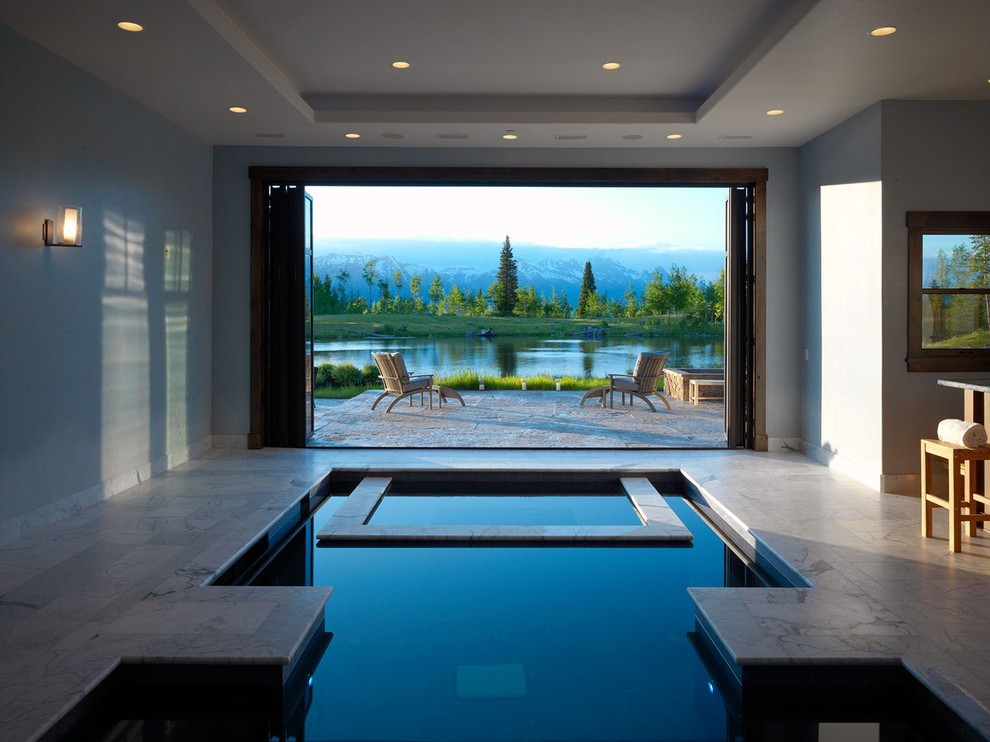 Идея дизайна: спортивный, прямоугольный бассейн среднего размера в доме в современном стиле с джакузи и покрытием из плитки