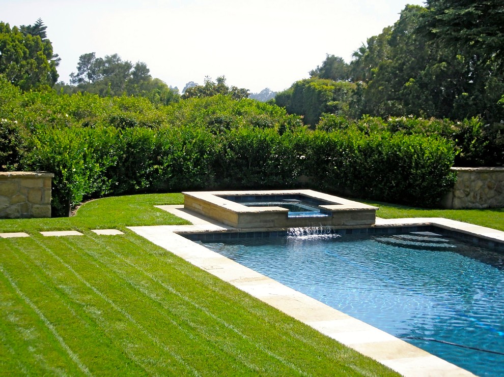 Cette photo montre une piscine arrière méditerranéenne rectangle avec un point d'eau et des pavés en pierre naturelle.