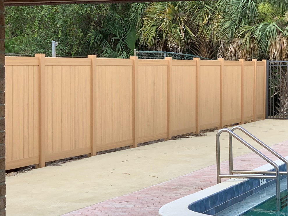 Imagen de piscina alargada contemporánea de tamaño medio rectangular en patio trasero con adoquines de ladrillo
