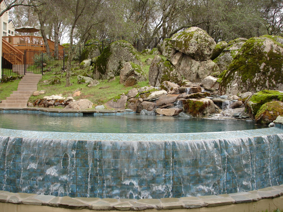 サクラメントにあるラグジュアリーな広いラスティックスタイルのおしゃれなプール (噴水、天然石敷き) の写真