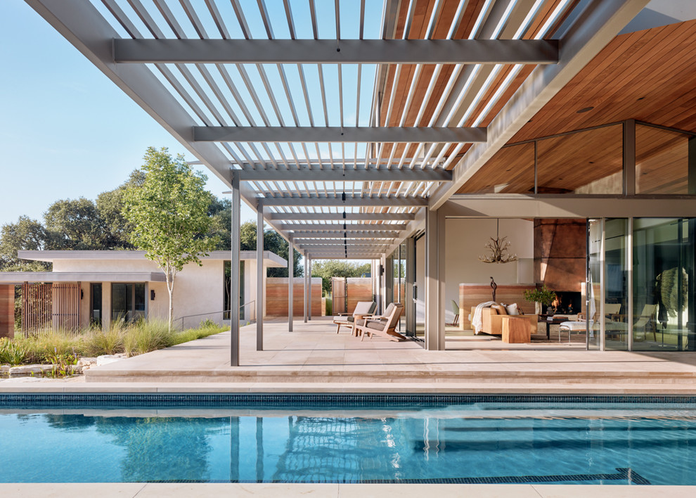 Источник вдохновения для домашнего уюта: спортивный, прямоугольный бассейн на заднем дворе в стиле фьюжн с домиком у бассейна