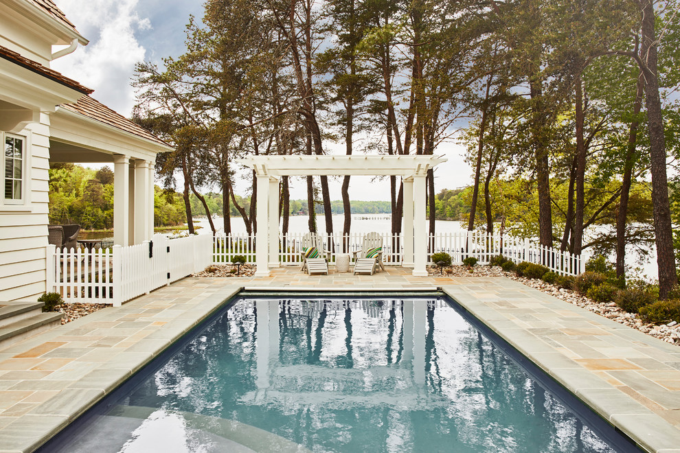 Cette photo montre une piscine nature de taille moyenne et rectangle avec des pavés en pierre naturelle.